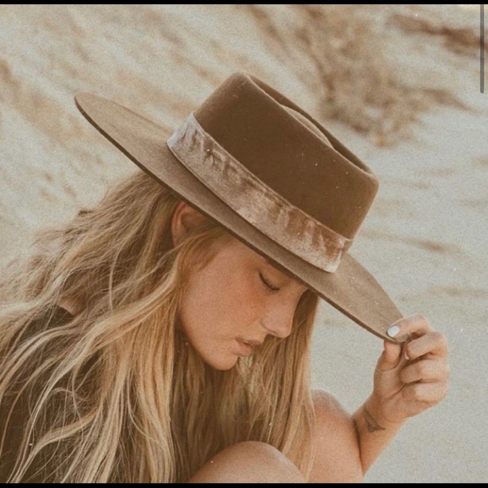 Lack of color Juno hat